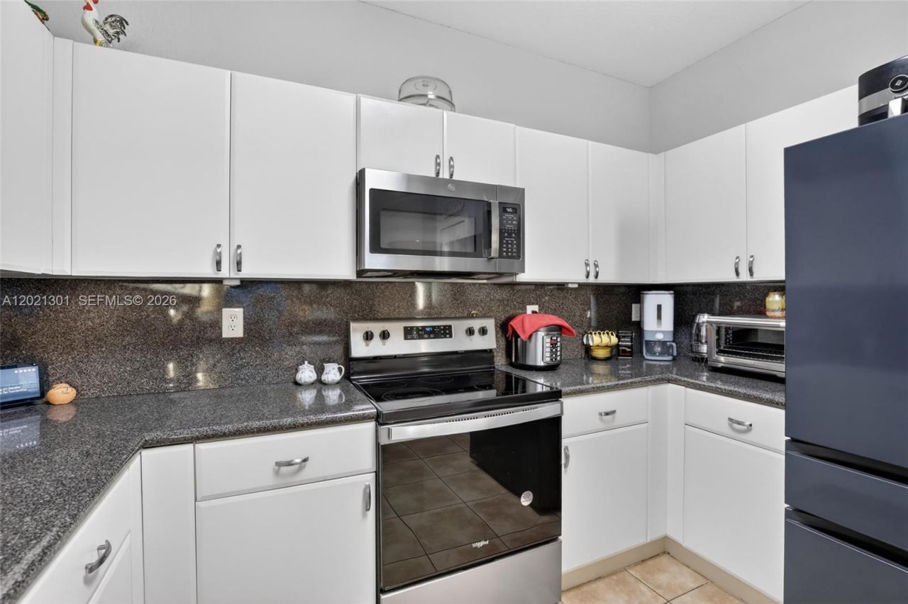 120 Jacaranda Country Club Dr , Unit 205, Plantation, FL 33324 Photo