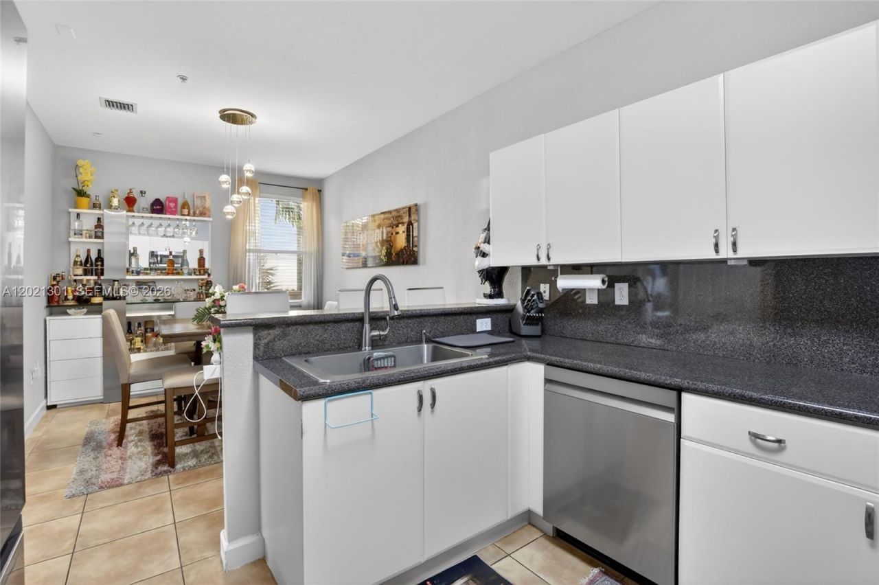 120 Jacaranda Country Club Dr , Unit 205, Plantation, FL 33324 Photo
