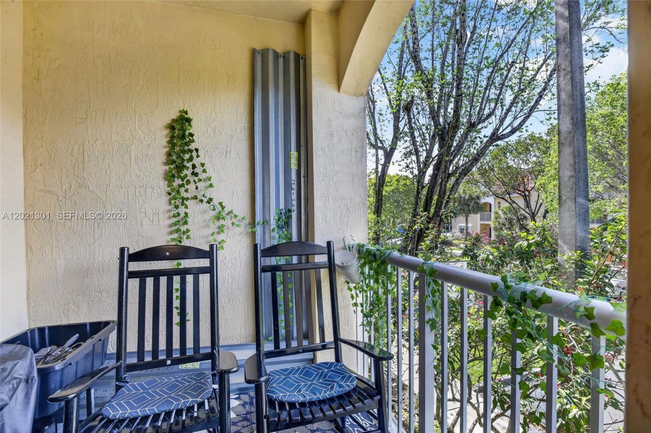 120 Jacaranda Country Club Dr , Unit 205, Plantation, FL 33324 Photo