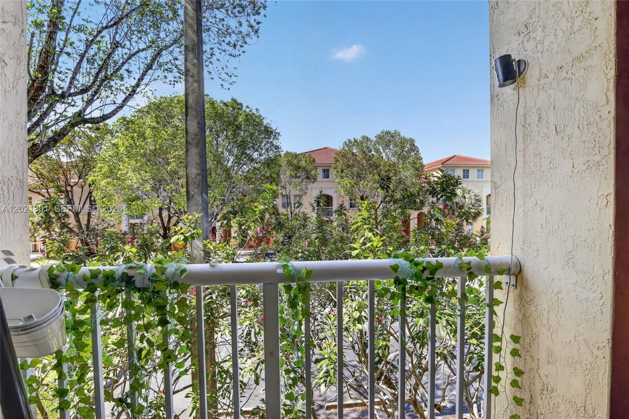 120 Jacaranda Country Club Dr , Unit 205, Plantation, FL 33324 Photo