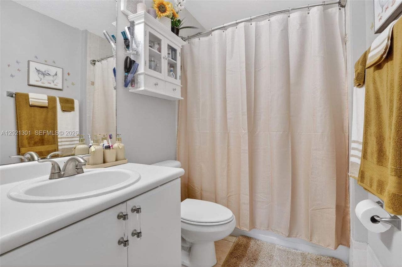 120 Jacaranda Country Club Dr , Unit 205, Plantation, FL 33324 Photo