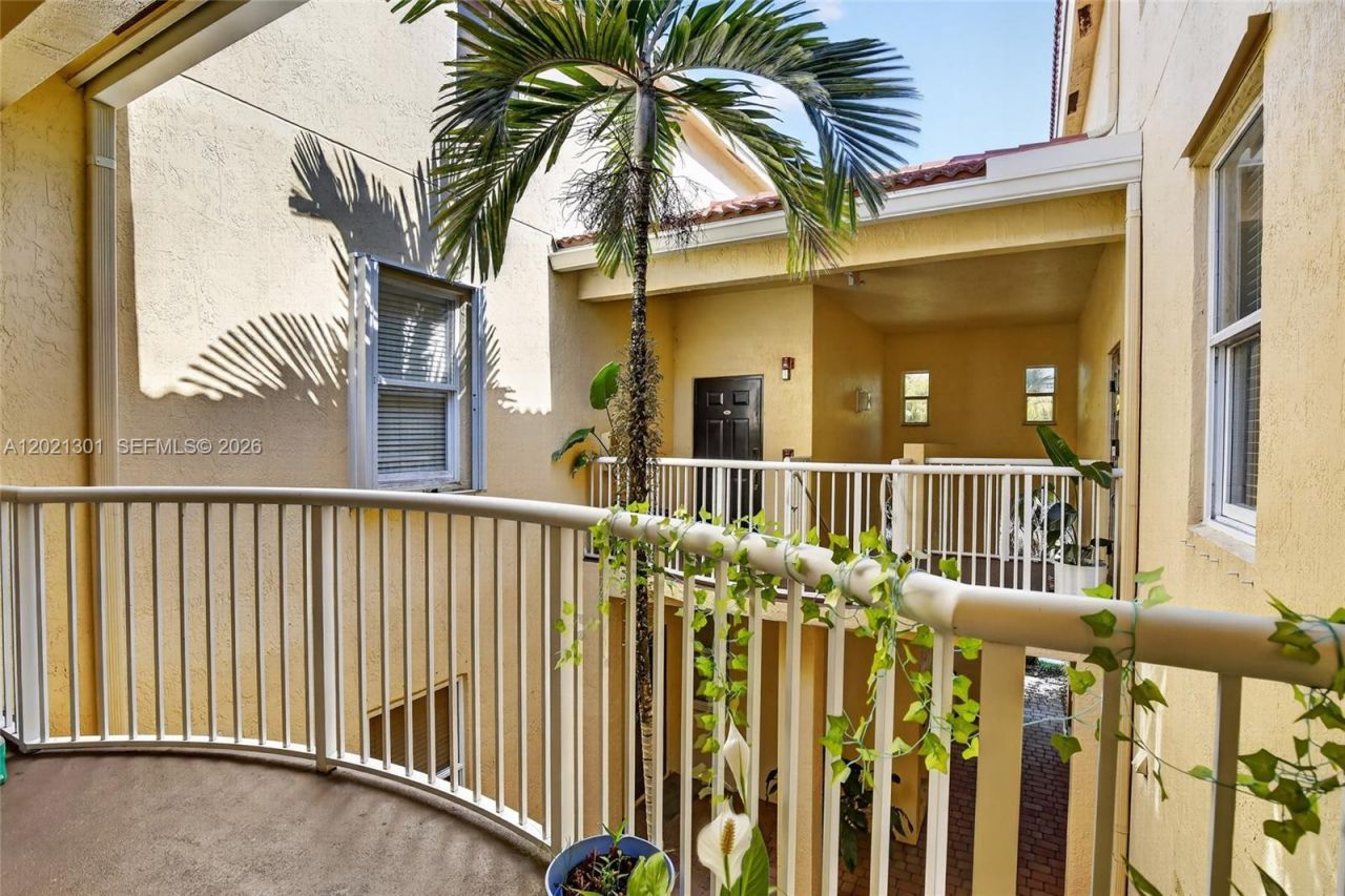 120 Jacaranda Country Club Dr , Unit 205, Plantation, FL 33324 Photo