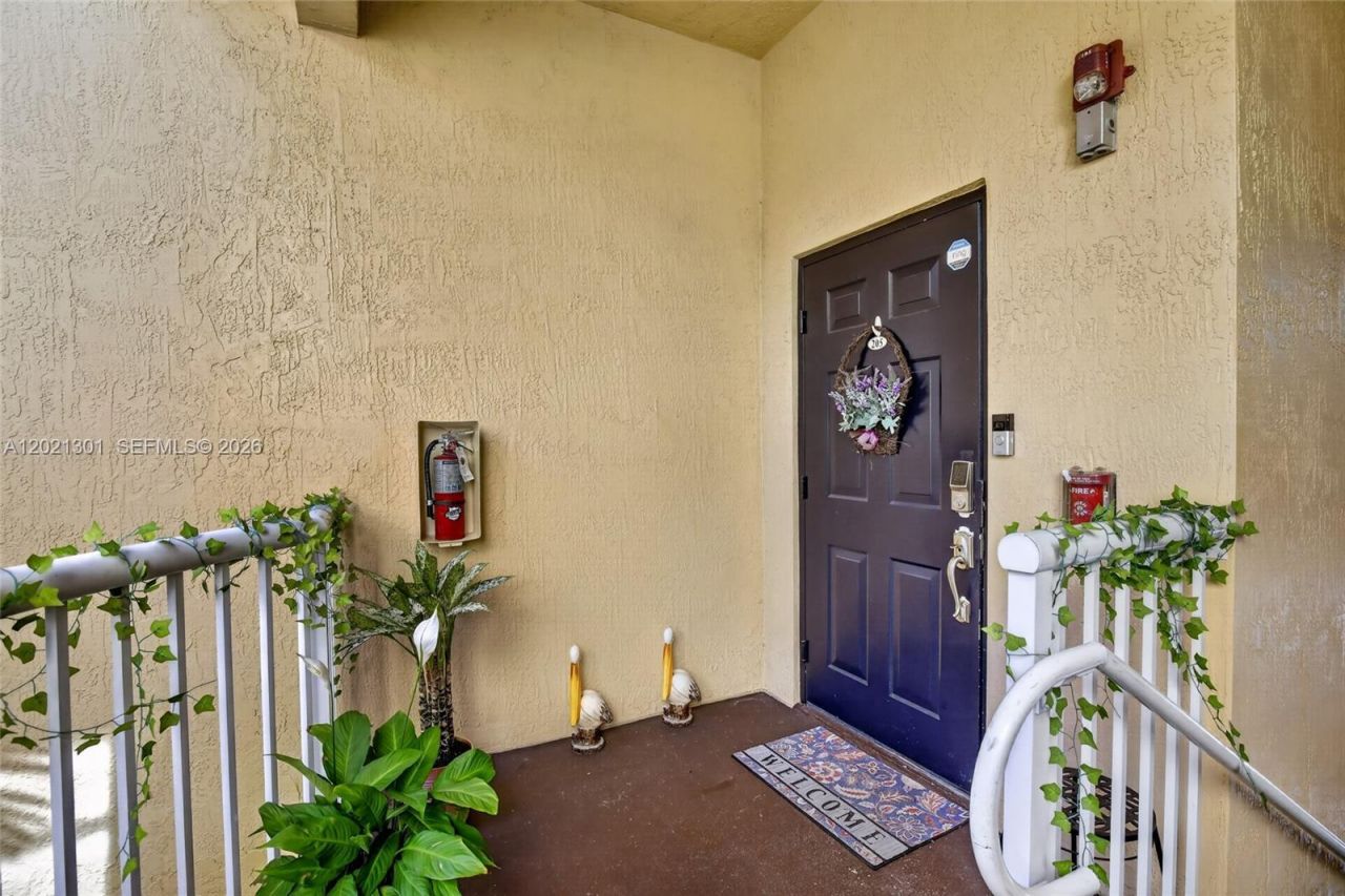 120 Jacaranda Country Club Dr , Unit 205, Plantation, FL 33324 Photo