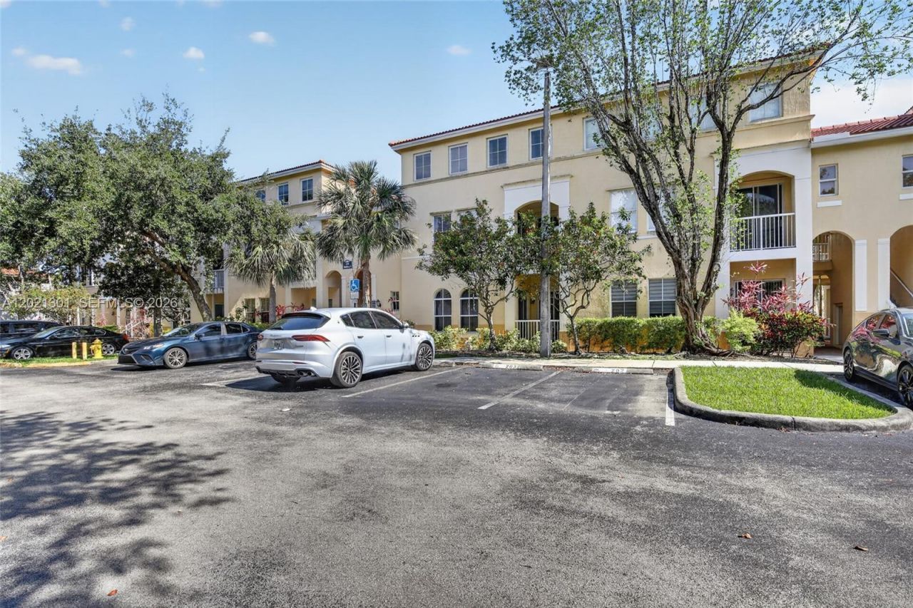 120 Jacaranda Country Club Dr , Unit 205, Plantation, FL 33324 Photo