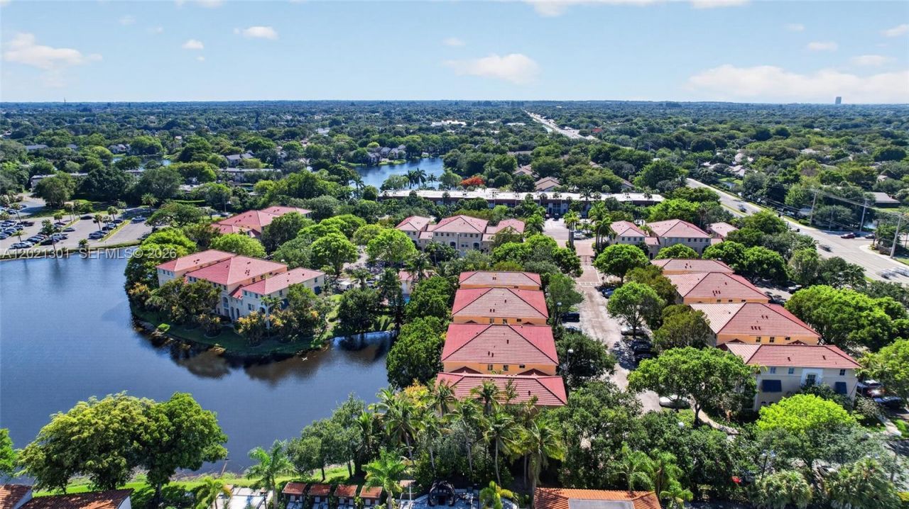 120 Jacaranda Country Club Dr , Unit 205, Plantation, FL 33324 Photo
