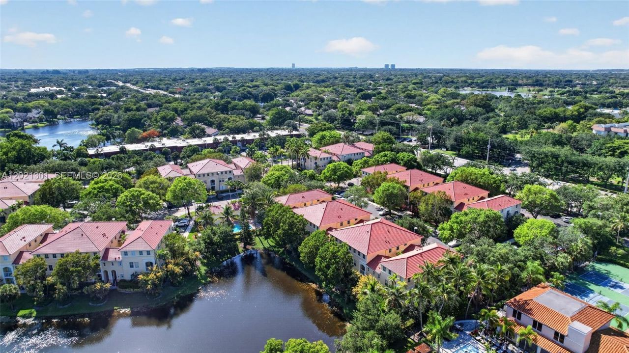 120 Jacaranda Country Club Dr , Unit 205, Plantation, FL 33324 Photo