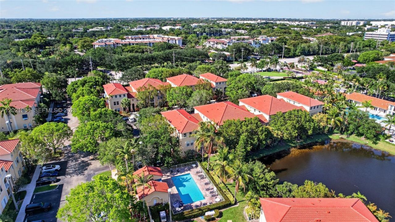 120 Jacaranda Country Club Dr , Unit 205, Plantation, FL 33324 Photo