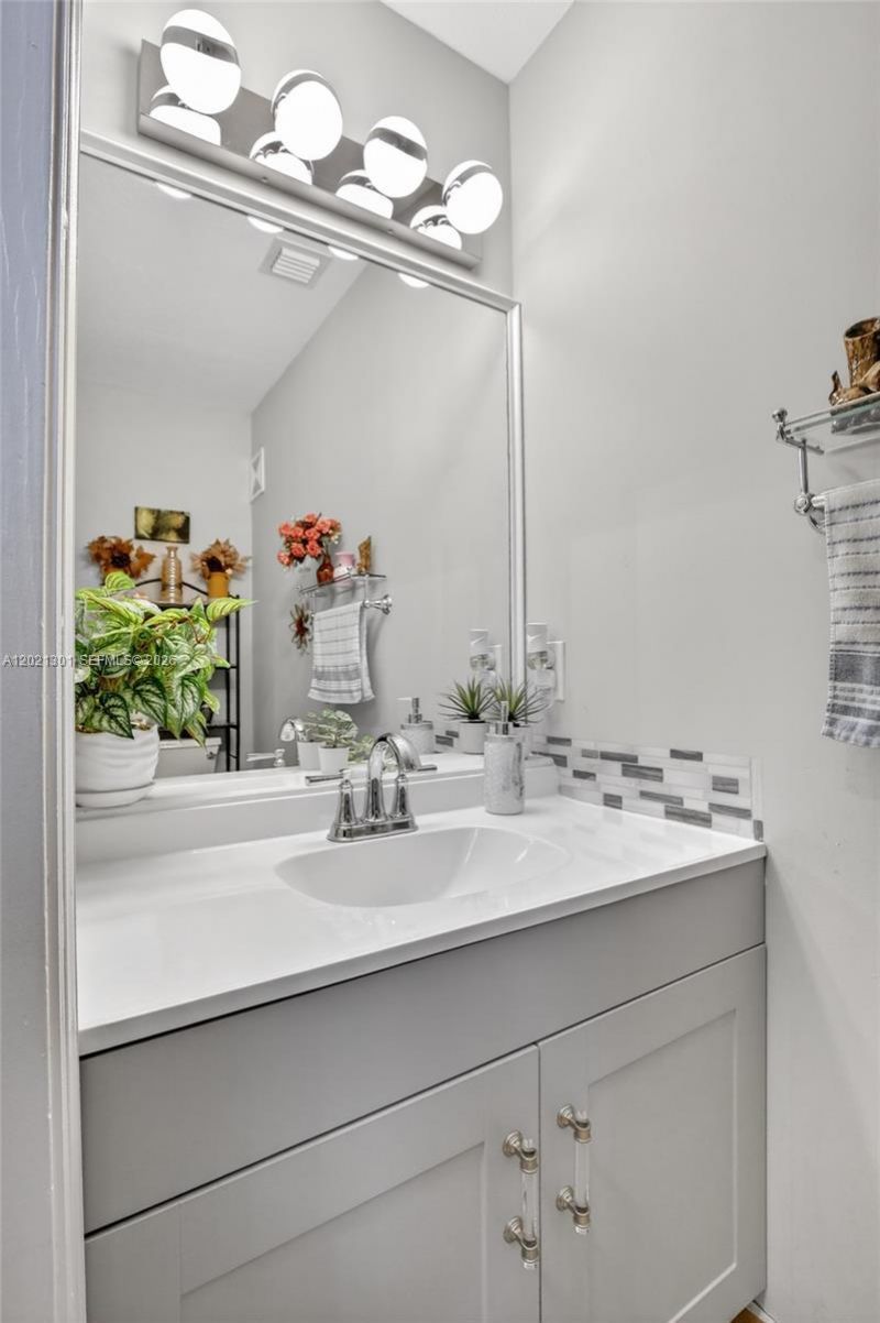 120 Jacaranda Country Club Dr , Unit 205, Plantation, FL 33324 Photo