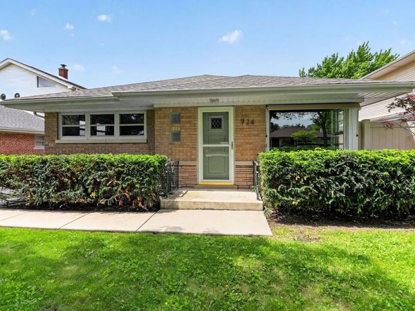 924 S Hillcrest Avenue , Elmhurst, IL 60126