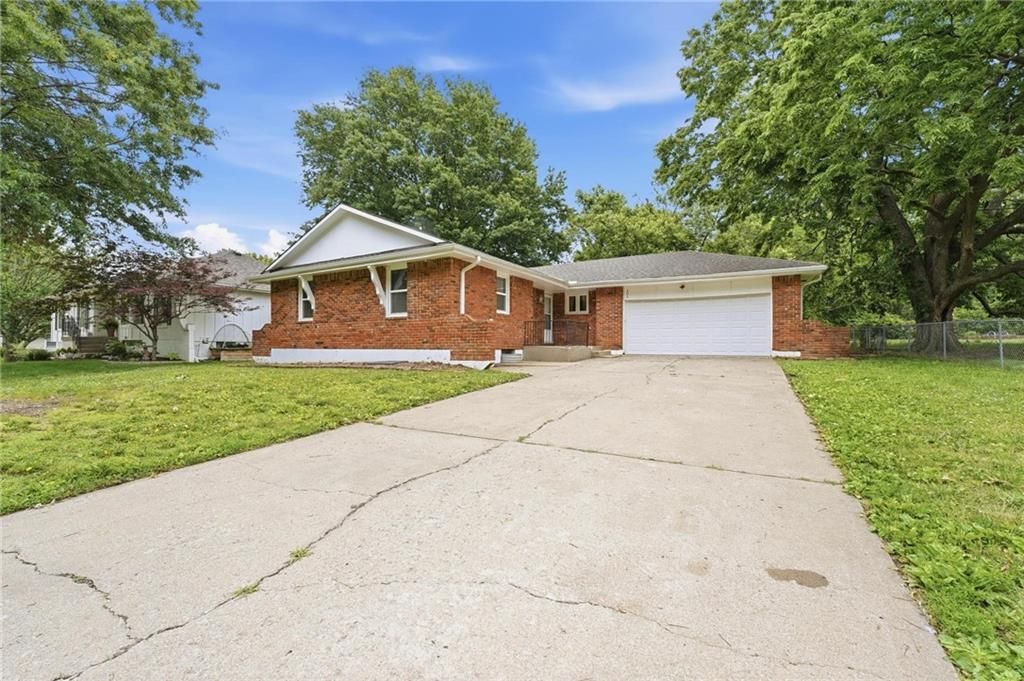 203 N Murphy Drive, Raymore, MO 64083 Main Photo