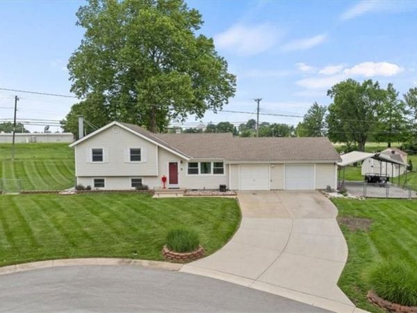420 NE Village Court, Lee's Summit, MO 64063