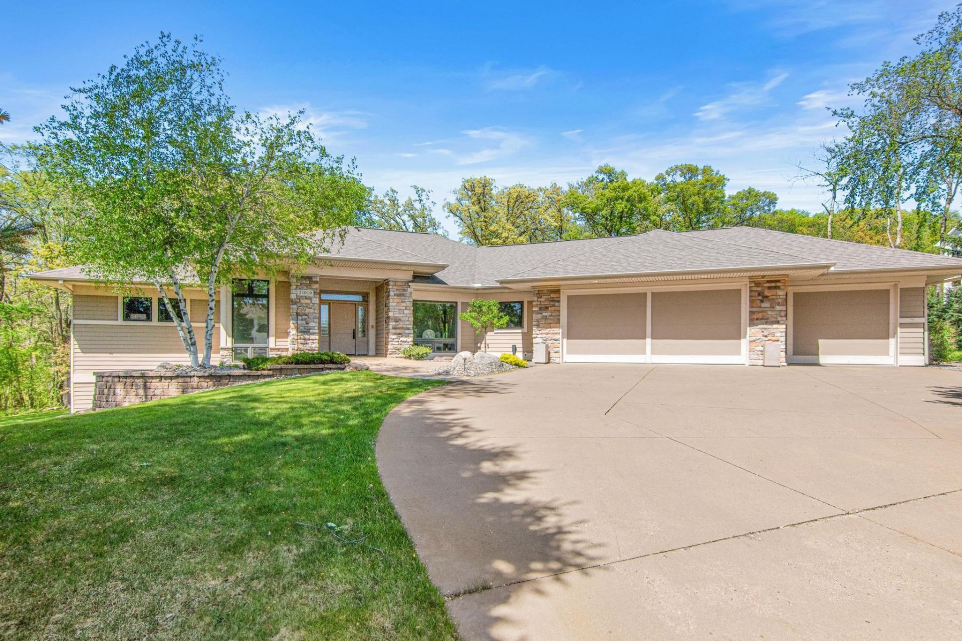 21019 France Boulevard, Lakeville, MN 55044 Main Photo