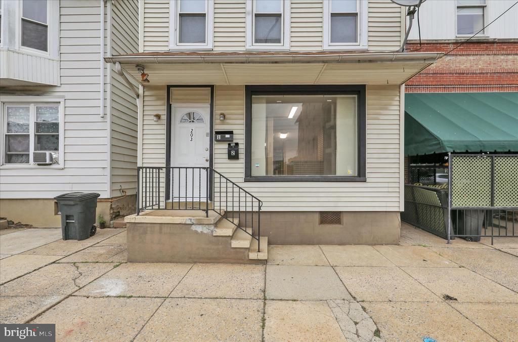 203 W LANCASTER AVENUE, SHILLINGTON, PA 19607