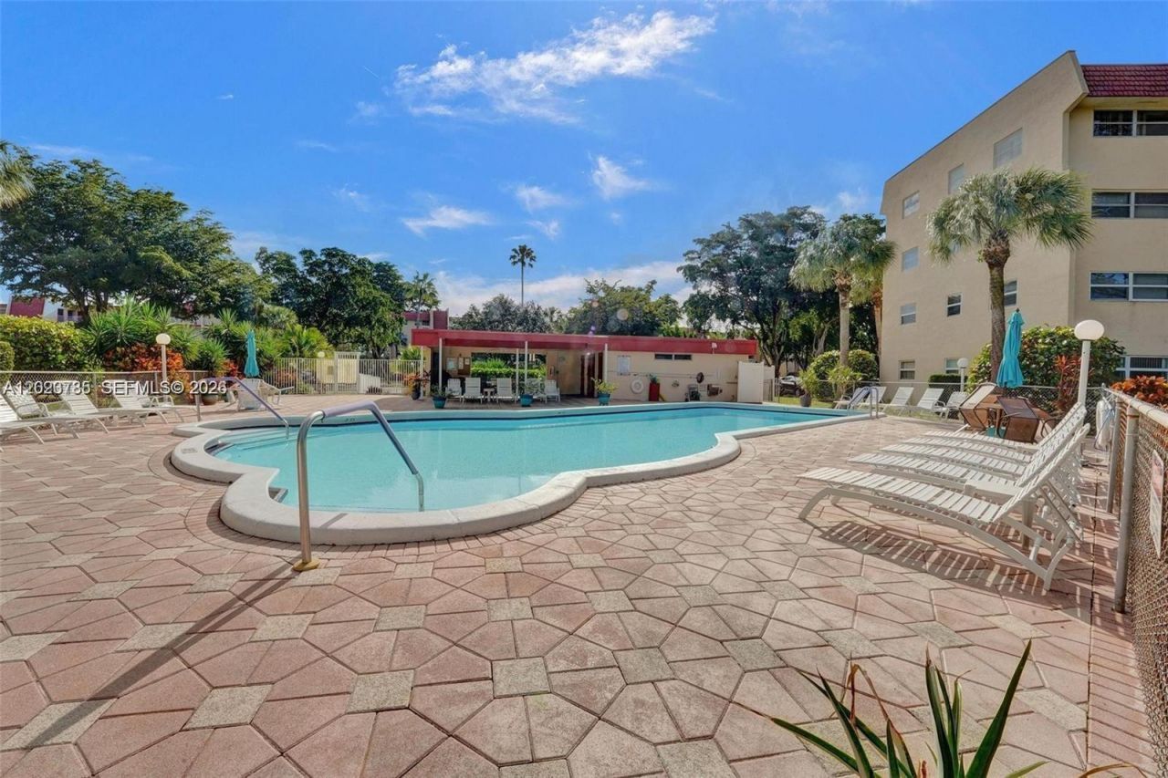 1030 Country Club Dr, Unit 405, Margate, FL 33063 Photo