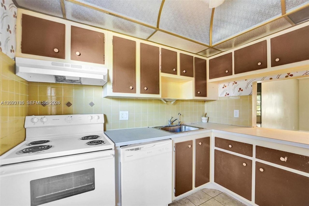 1030 Country Club Dr, Unit 405, Margate, FL 33063 Photo