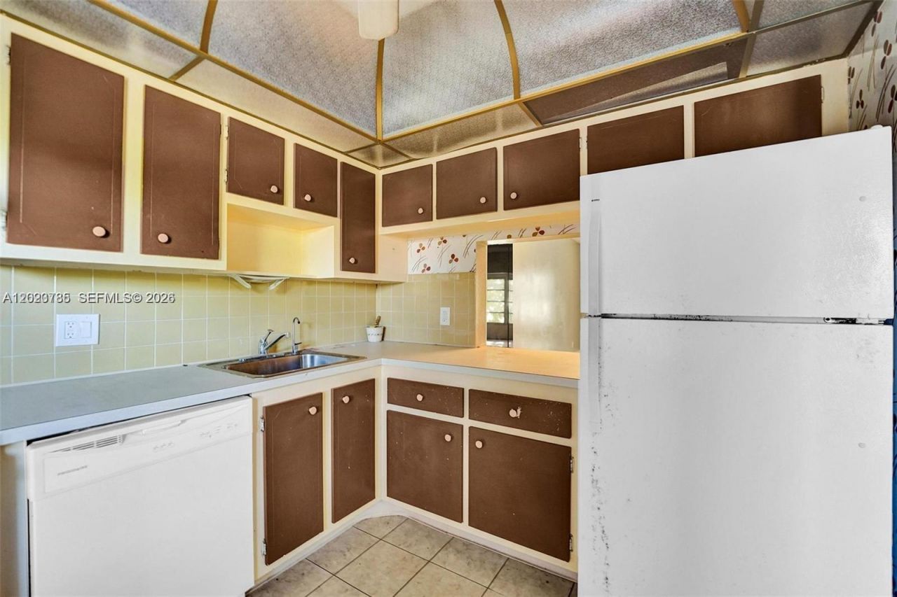 1030 Country Club Dr, Unit 405, Margate, FL 33063 Photo