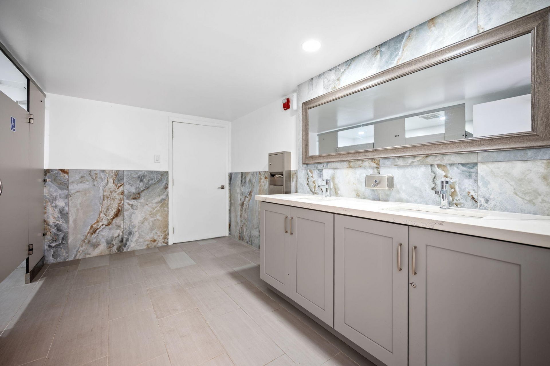2001 N Ocean Boulevard, Unit 304, Fort Lauderdale, FL 33305 Photo