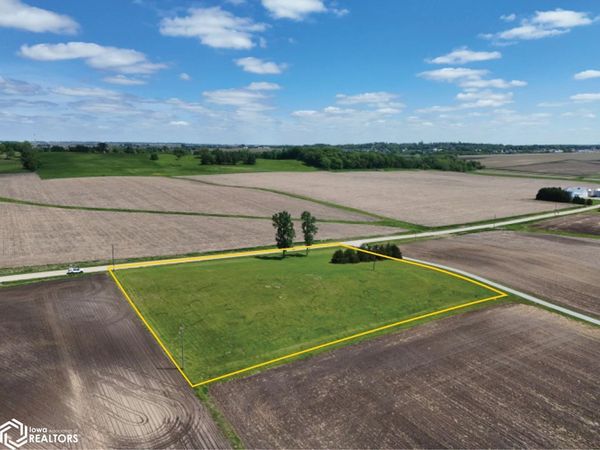 898 Henik Road, Mount Vernon, IA 52314