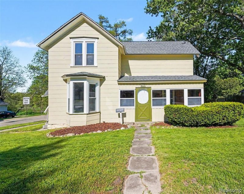 512 S Broad Street, Holly Vlg, MI 48442 Main Photo