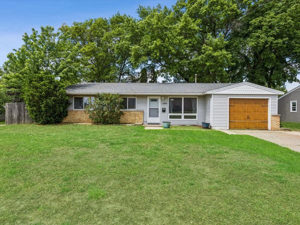 1124 12th Street , Dewitt, IA 52742