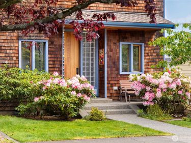 1114 10th St , Anacortes, WA 98221