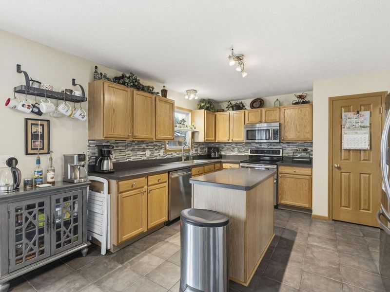 206 Dowler Drive , Ashville, OH 43103 Photo 7