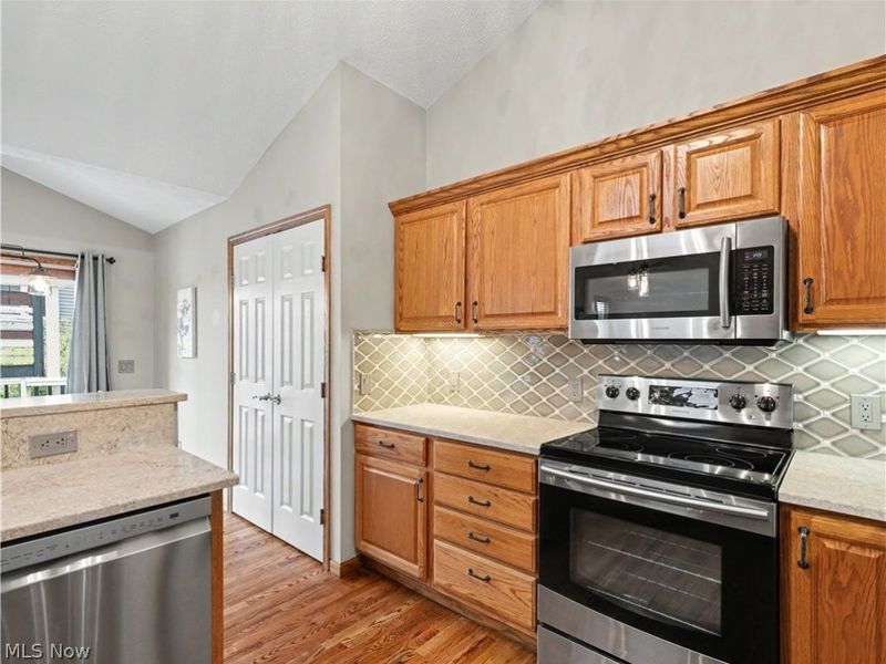 568 Breiton Circle , Barberton, OH 44203 Photo 8