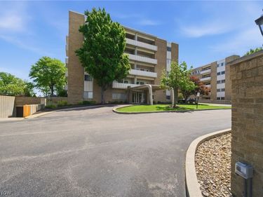 2039 Wooster Road, Unit 21, Rocky River, OH 44116