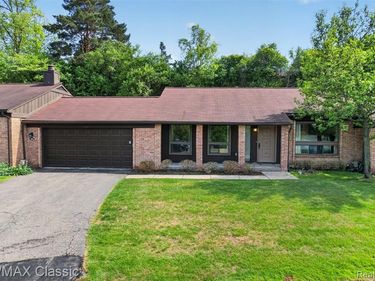2061 Burgundy Street, West Bloomfield Twp, MI 48323