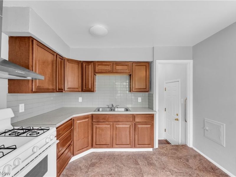 16605 Glenpark Avenue , Cleveland, OH 44128 Photo 8