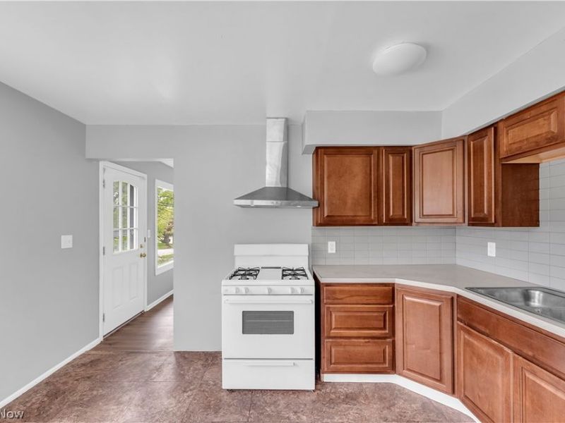 16605 Glenpark Avenue , Cleveland, OH 44128 Photo 9