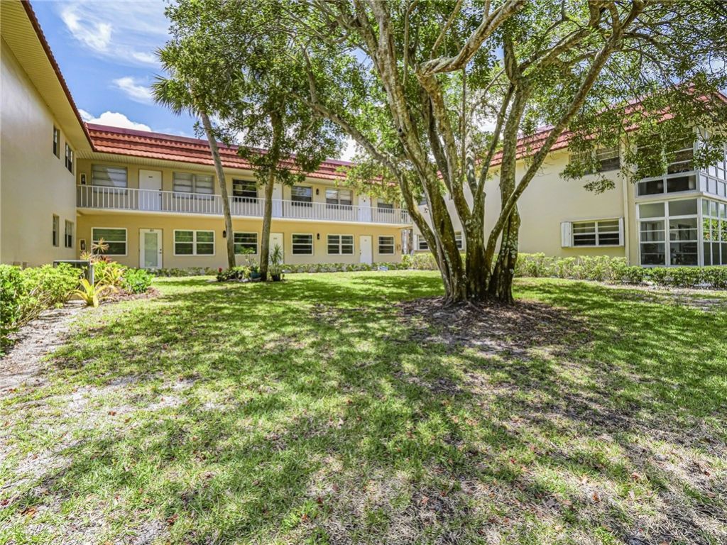 109 Spring Lake Court, Unit 105, Vero Beach, FL 32962 Photo