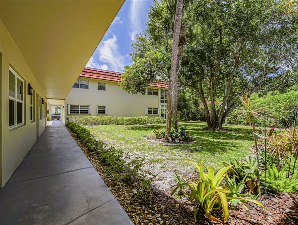109 Spring Lake Court, Unit 105, Vero Beach, FL 32962 Photo