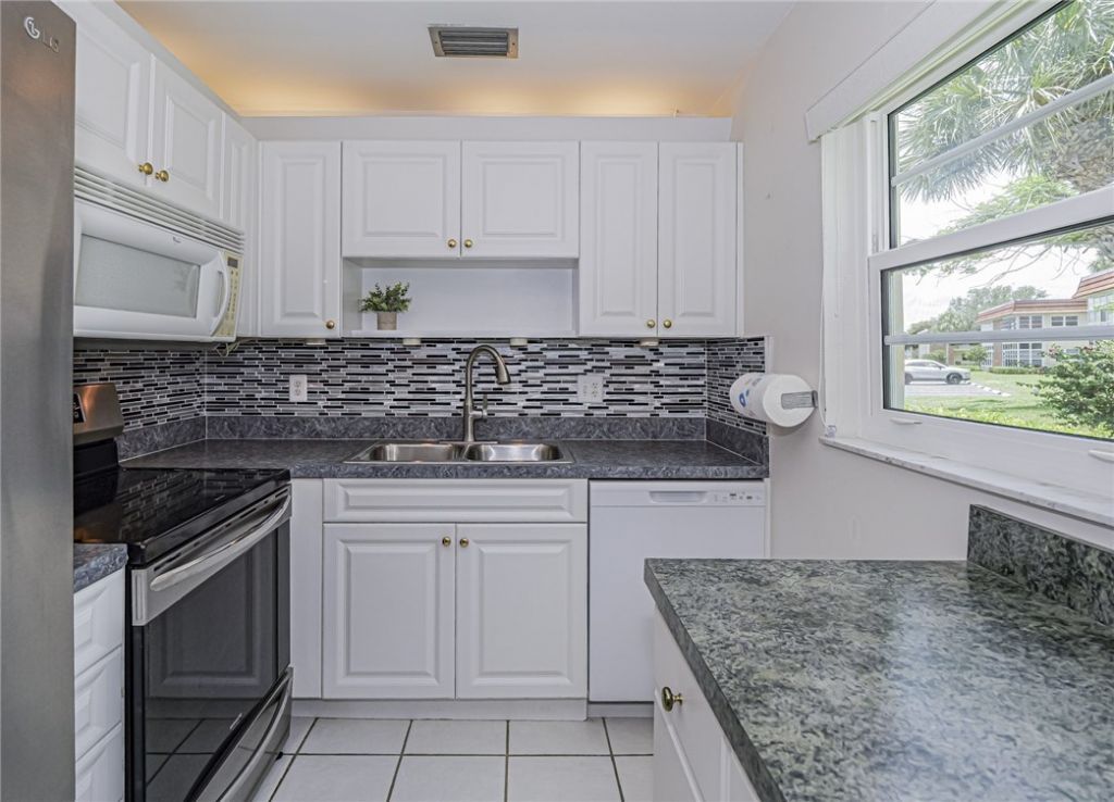 109 Spring Lake Court, Unit 105, Vero Beach, FL 32962 Photo