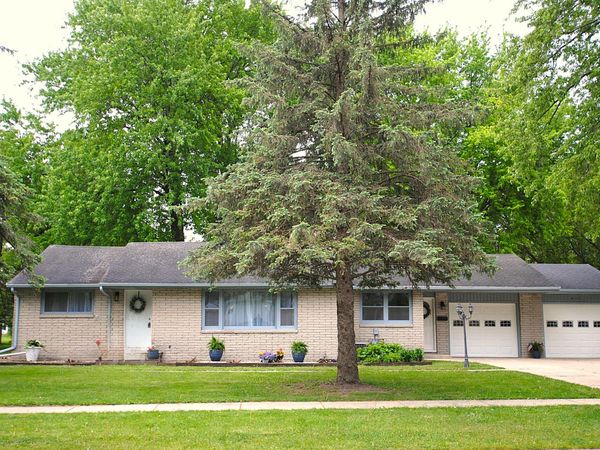 417 W Geneva St, Elkhorn, WI 53121