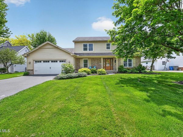 1212 Valley Bluff Drive, Perrysburg, OH 43551