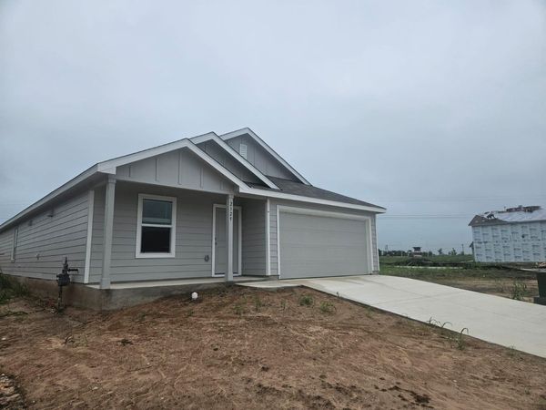 2329 Silvercloud DR, Lockhart, TX 78644