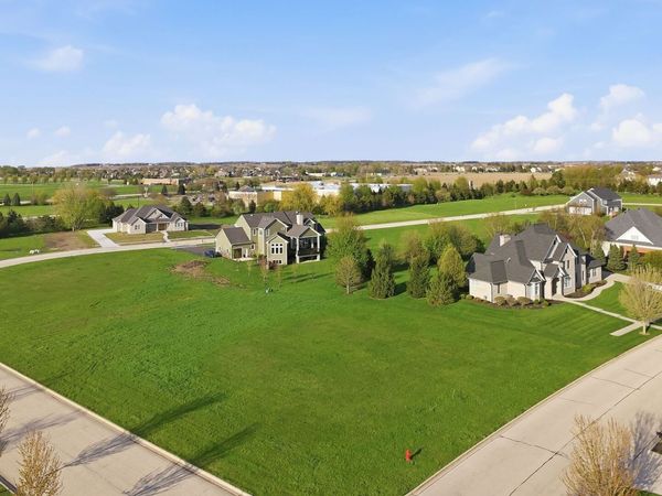247 Merry Oaks Drive , Sycamore, IL 60178