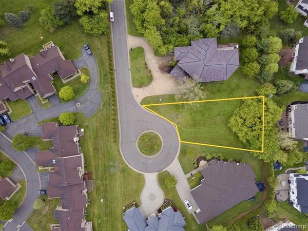 5057 Karachi Street , West Bloomfield Twp, MI 48322