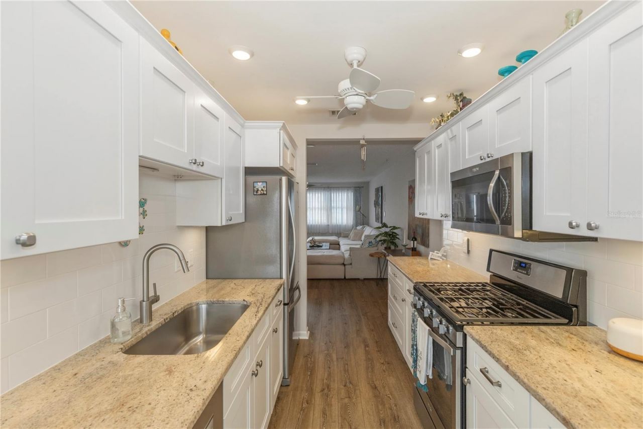 6025 Shore Boulevard S, Unit 406, Gulfport, FL 33707 Photo