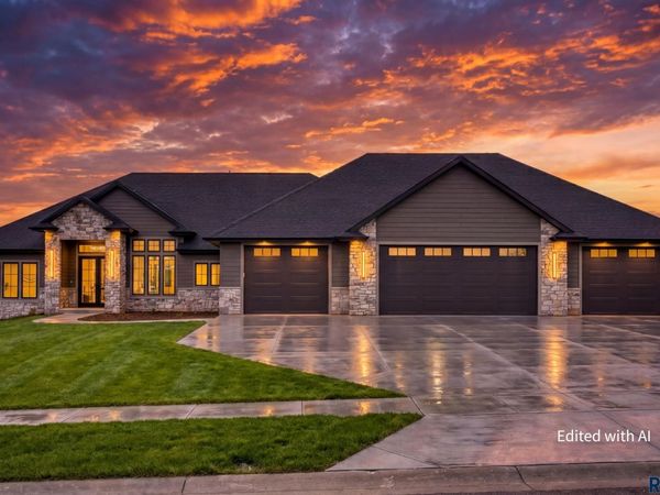 1207 S Stoakes Ave, Sioux Falls, SD 57110