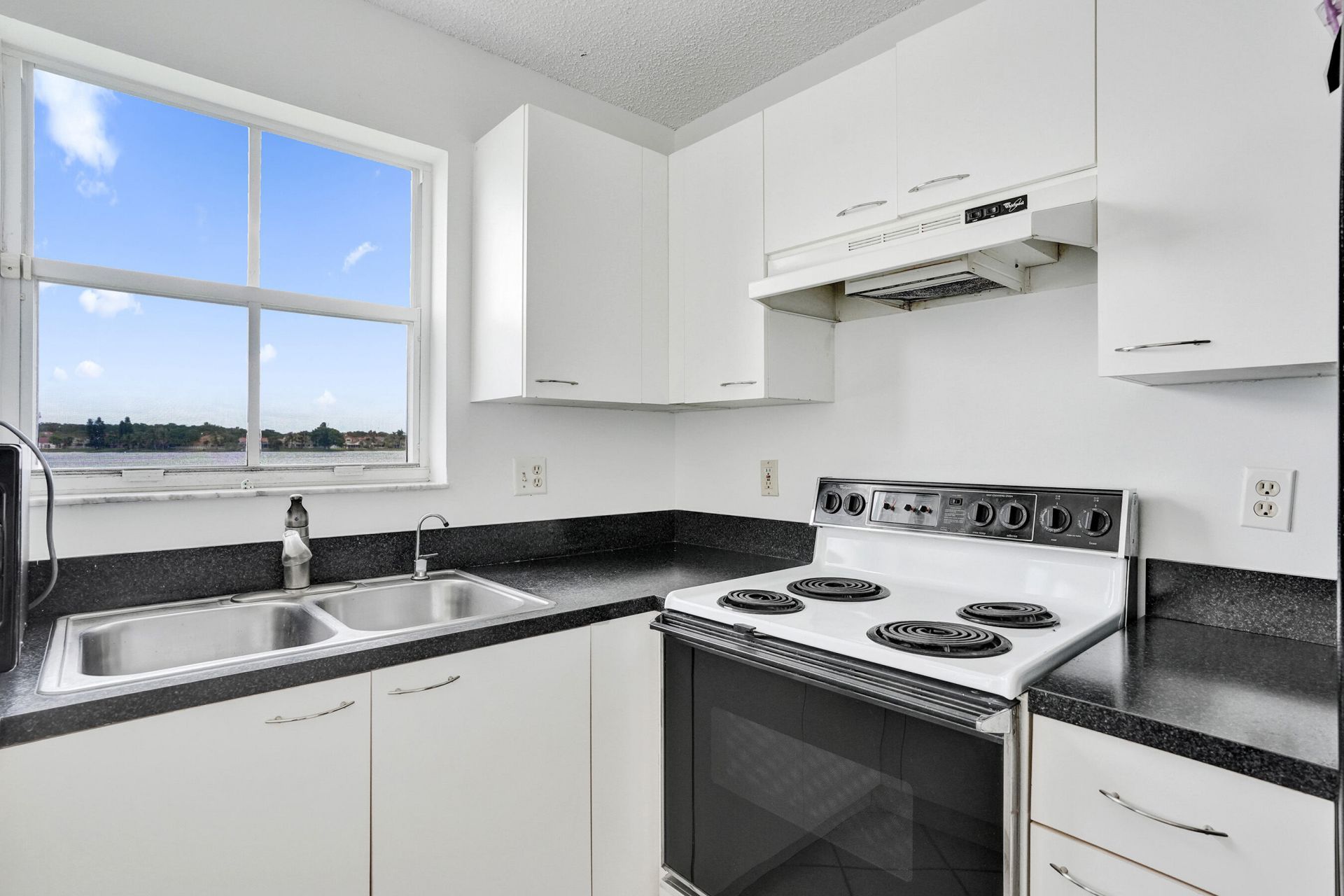 6733 Bayfront Drive, Margate, FL 33063 Photo