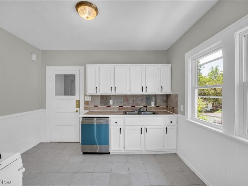 10106 Greenview Avenue, Unit 2/UP, Garfield Heights, OH 44125 Photo 11