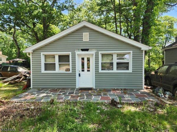 13 E Madison Trl, Hopatcong, NJ 07843