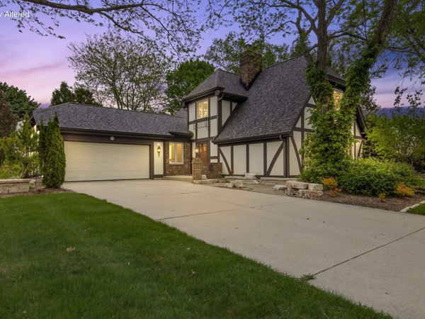 1908 Bobolink Ave, Grafton, WI 53024