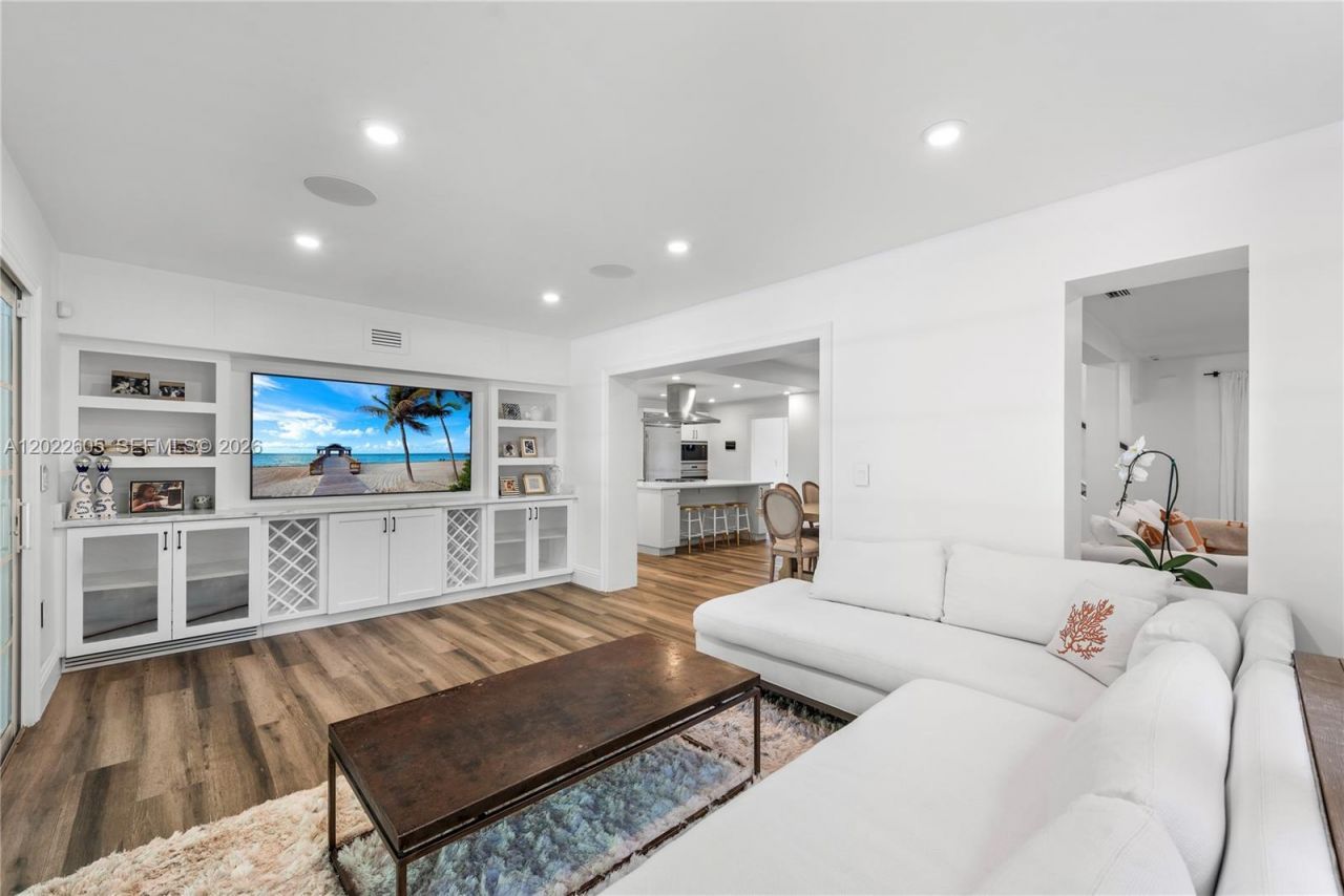 5236 Pine Tree Dr , Miami Beach, FL 33140 Photo