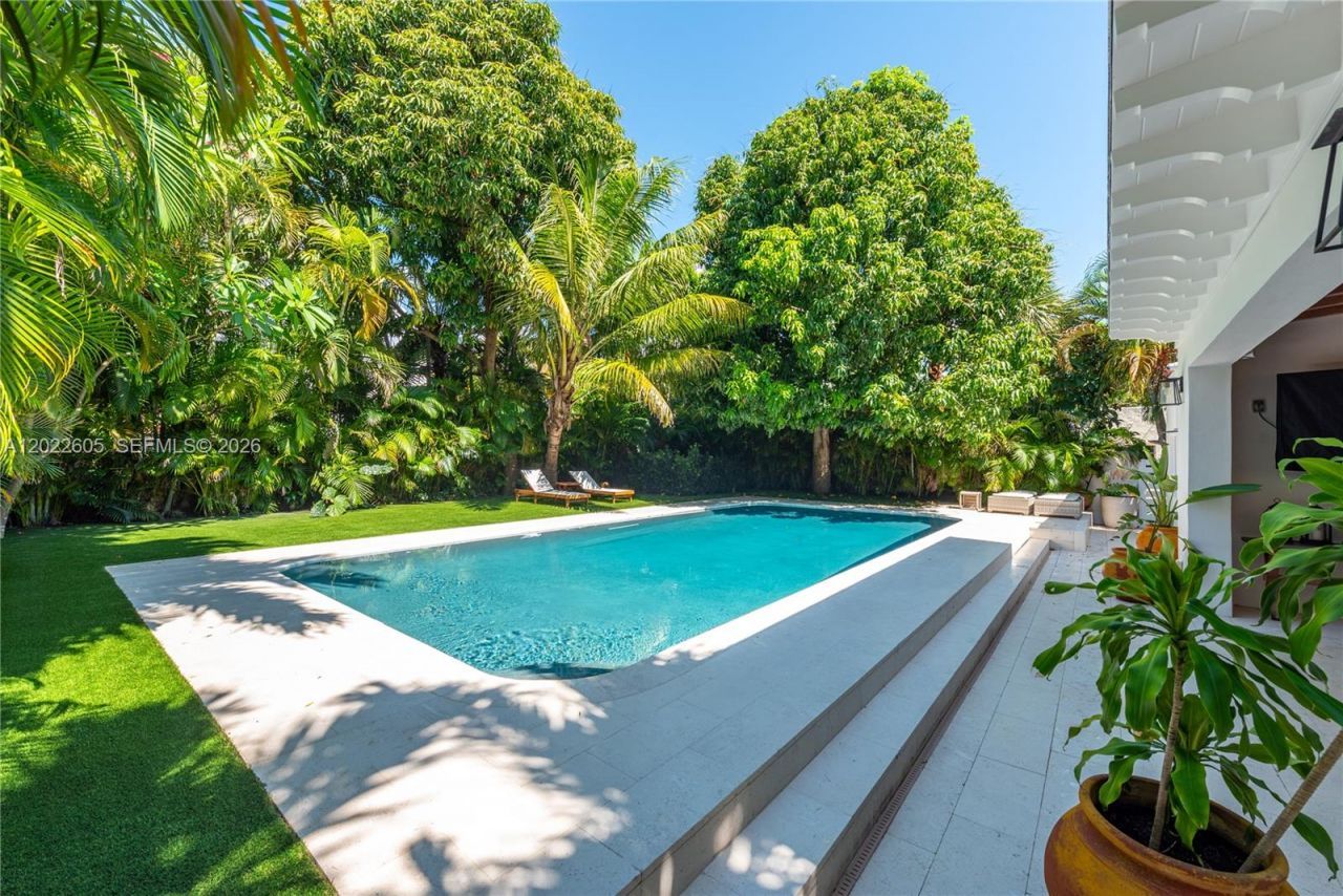 5236 Pine Tree Dr , Miami Beach, FL 33140 Photo