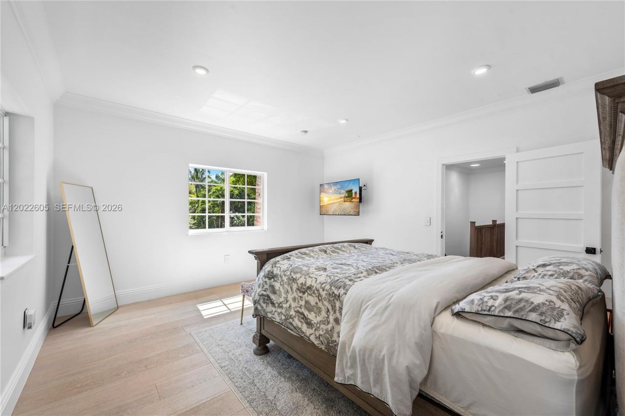 5236 Pine Tree Dr , Miami Beach, FL 33140 Photo