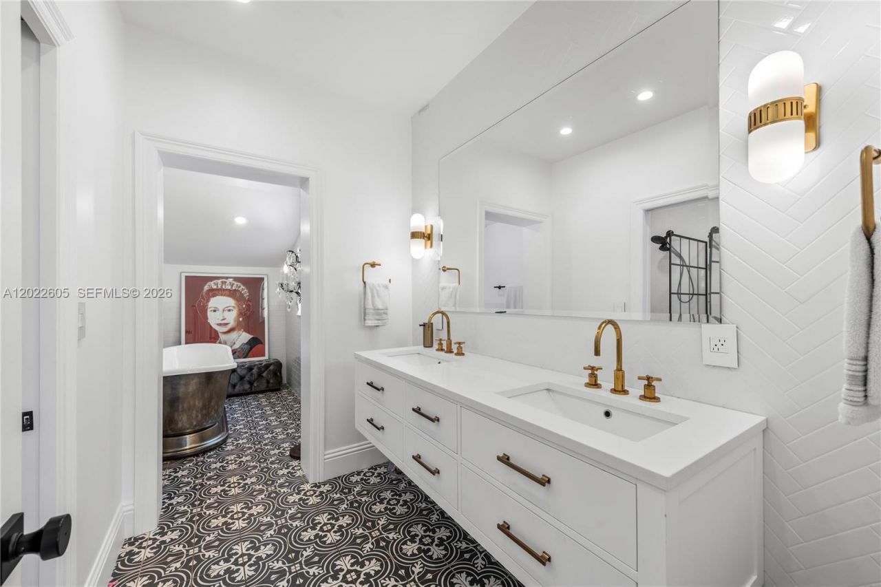 5236 Pine Tree Dr , Miami Beach, FL 33140 Photo