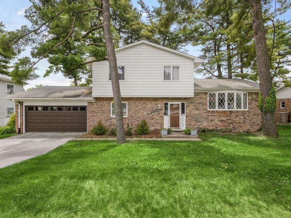 2702 Arrowhead Drive, South Bend, IN 46628